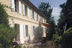 The right bank of Bordeaux : a choice of enticing residences