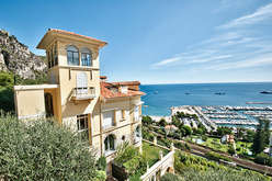 Seafront villas between Villefranche and Menton