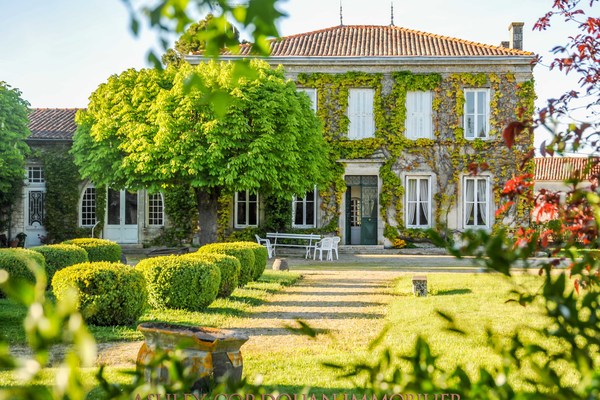 SURGERES - Annonce Maison à vendre 15 pièces - 403 m² SURGERES - Annonce Maison à vendre 15 pièces - 403 m²
