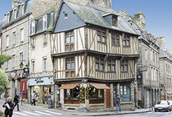 Dinan, a rich array of housing