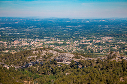 Enjoying a reputation extending well beyond our borders, villages in the Alpilles combine charm, a fine art of living, and authenticity. Qualities that are all highly-prized by a clientele both French and foreign.