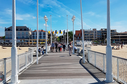 The main town on the Bassin d’Arcachon, this well-known seaside resort is home to about 12,000 residents. A prized address on the Atlantic coast, it is lively year-round and offers, more than ever before, a setting ideal for families and retirees.