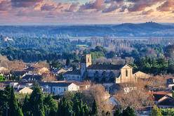 At the foot of the mountain chain of Les Alpilles, Maussane-les-Alpilles is surrounded by vast olive-groves and superb scenery near Les Baux. Lively year-round, it is one of the most popular communes in the Alpilles.