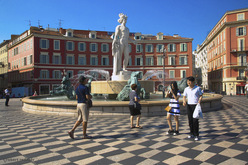 Le dynamisme de la capitale azuréenne ne se dément pas. Ville élégante de renommée mondiale, Nice cultive l’art du bien vivre et du bien recevoir. Son attractivité n’a d’égal que son territoire et son climat, tous deux exceptionnels.