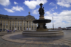 Composé d’une succession de quartiers anciens, de places et de quais emplis de charme, le centre de Bordeaux se démarque par la richesse de ses façades rénovées avec soin, de ses quartiers élégants et vivants et de son riche patrimoine historique.