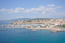 Porté par une demande soutenue, le marché immobilier cannois demeure particulièrement dynamique. Ville emblématique de la Côte d’Azur, Cannes jouit d’une renommée internationale, notamment grâce à sa célèbre Croisette et au prestige du Festival International du Film. Elle constitue une valeur refuge dans l’univers du luxe.