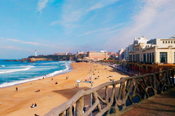 Née sous le regard bienveillant de l’océan Atlantique, Biarritz conjugue avec subtilité héritage élégant et art de vivre contemporain. La cité balnéaire du Pays basque séduit par son architecture éclectique, mêlant demeures néo-basques, villas Belle Époque et bâtisses Art déco, autant de témoins d’un passé fastueux.
