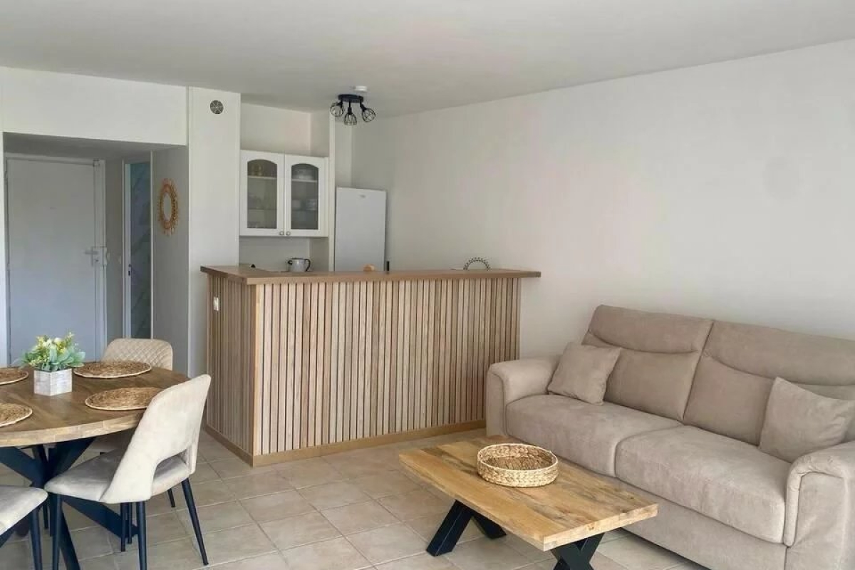 CANNES - PALM BEACH : Studio Rénové, aperçu Mer et Forte Rentabilité !