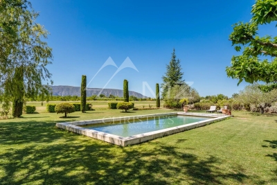 House to rent in CABRIÈRES D'AVIGNON  - 9 rooms - 400 m² 