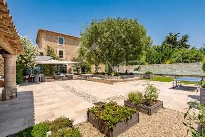 House to rent in CABRIÈRES D'AVIGNON   - 450 m² 