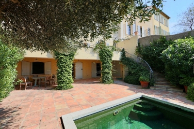 Maison &agrave; vendre &agrave; GRIMAUD  - 10 pi&egrave;ces - 310 m&sup2; 