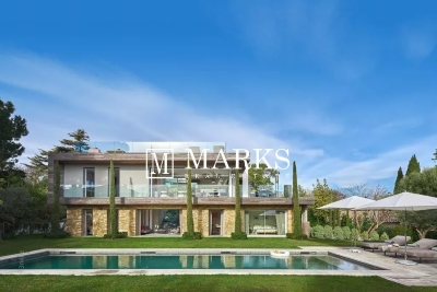 House to rent in ANTIBES Centre  - 330 m² 