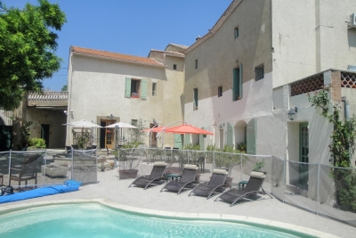 Maison à vendre à MONTAREN-ET-ST-MEDIERS Caissargues - 19 pièces - 530 m² 