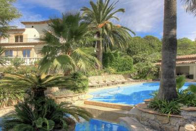 Maison &agrave; louer &agrave; MOUGINS  - 7 pi&egrave;ces - 280 m&sup2; 