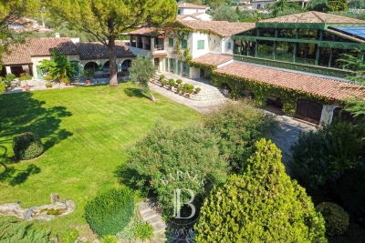 Maison à vendre piscine terrain de 1 hectare alpes maritimes