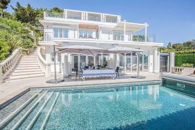 House to rent in CAP D'ANTIBES Centre - 8 rooms - 250 m² 