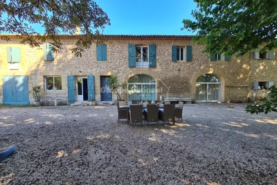 Maison à vendre à LAMANON Graveson - 11 pièces - 388 m² 