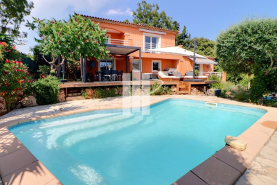 Maison à vendre vue piscine fayence 