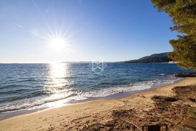 House for sale in LE LAVANDOU Les Calanques - 7 rooms - 210 m&sup2; 