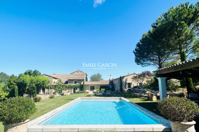 Maison à louer à MÉNERBES Sainte-Cécile-les-Vignes - 7 pièces - 320 m² 