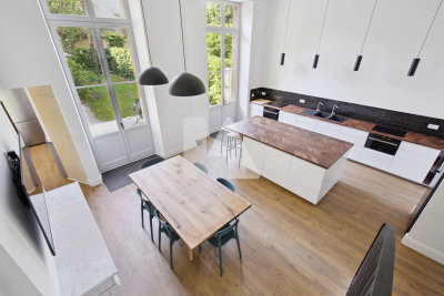 Appartement &agrave; louer &agrave; BORDEAUX  - 3 pi&egrave;ces - 161 m&sup2; 