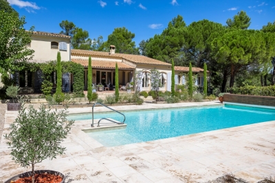 House for sale in APT  - 7 rooms - 245 m² 