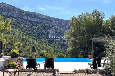 Maison à vendre à FONTAINE-DE-VAUCLUSE Rotondes-Barbiere - 22 pièces - 420 m² 