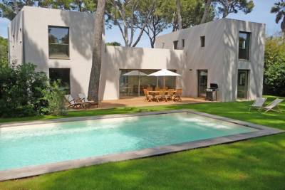 House to rent in CAP D'ANTIBES Centre - 6 rooms - 200 m² 