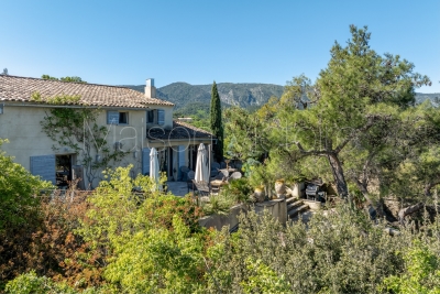 Maison à vendre à MÉNERBES Montfavet Pericentre - 7 pièces - 170 m² 