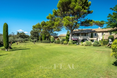 House for sale in EYGALIÈRES Farges-Perier - 9 rooms - 591 m² 