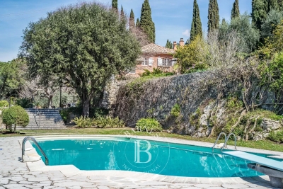 Maison à louer à GRASSE  - 8 pièces - 300 m² 