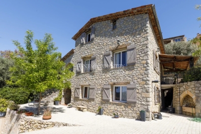 Maison à vendre vue terrain jardin garage montauroux