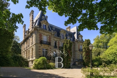 Apartment for sale in MARNES LA COQUETTE Trezel 1 - 7 rooms - 200 m² 