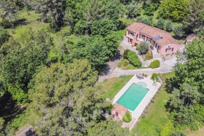 Maison à vendre à BAGNOLS-EN-FORÊT  - 7 pièces - 210 m² 