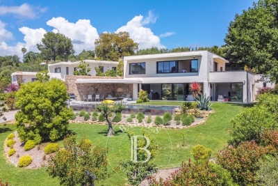 Maison à louer à OPIO  - 6 pièces - 240 m² 