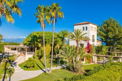 House for sale in CANNES Le Riou - 9 rooms - 400 m&sup2; 