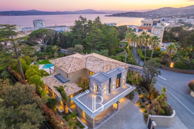 House for sale in STE-MAXIME Ville-Les Saquedes-Le Bouillonnet - 7 rooms - 515 m&sup2; 