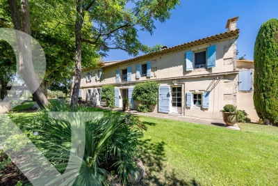 House for sale in RAPHÈLE-LÈS-ARLES Farges-Perier - 7 rooms - 392 m² 