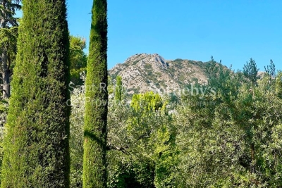 House for sale in EYGALIÈRES Sud Est Plateau Puyricard - 7 rooms - 225 m² 