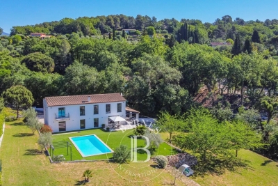 Maison à vendre à CHATEAUNEUF-GRASSE Bois Fleuri-Chevre d'Or-Saint Philippe - 6 pièces - 390 m² 