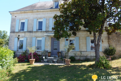 Maison à vendre à ST THOMAS DE CONAC Port-d'Envaux - 11 pièces - 328 m² 