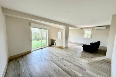 Commerce à louer à LE ROURET   - 99 m² 