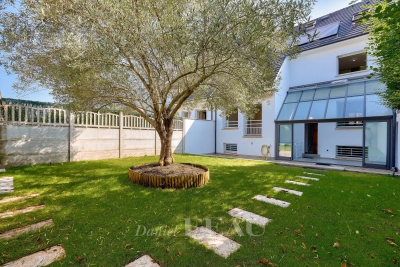 Maison à louer à NANTERRE Centre Ancien - 9 pièces - 322 m² 