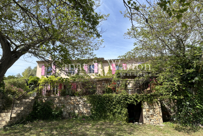 House for sale in SANARY-SUR-MER  - 10 rooms - 310 m&sup2; 