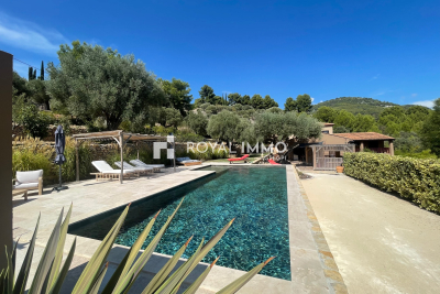 Maison &agrave; vendre &agrave; SANARY-SUR-MER  - 7 pi&egrave;ces - 221 m&sup2; 