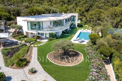House for sale in CAVALAIRE-SUR-MER  - 11 rooms - 412 m&sup2; 