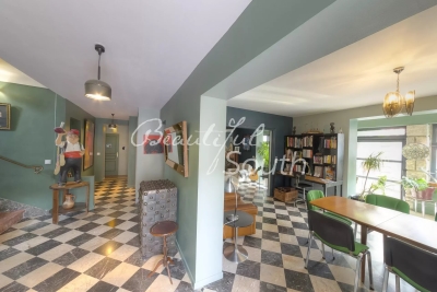 Maison à vendre à ST HIPPOLYTE  - 8 pièces - 305 m² 