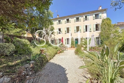Maison à louer à CAP D'ANTIBES  - 9 pièces - 300 m² 