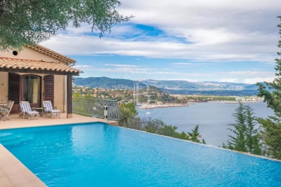 Maison &agrave; louer &agrave; THÉOULE-SUR-MER  - 6 pi&egrave;ces - 200 m&sup2; 