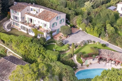Maison à vendre à MOUGINS  - 8 pièces - 400 m² 